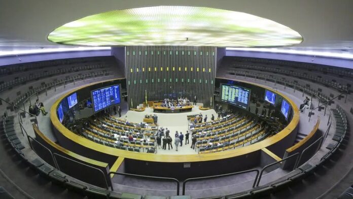 Câmara dos Deputados abre concurso com salário de R$ 32 mil