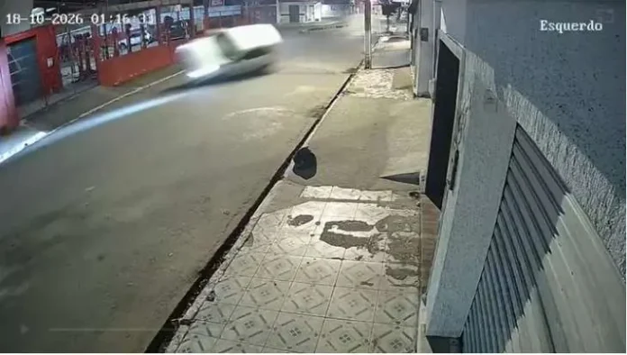 Câmeras registram perseguição em alta velocidade que termina com capotamento: vídeo
