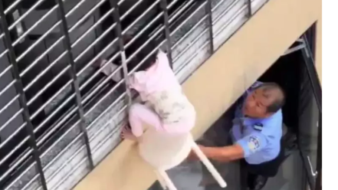 Criança é resgatada após ficar pendurada em grade de janela do 12º andar