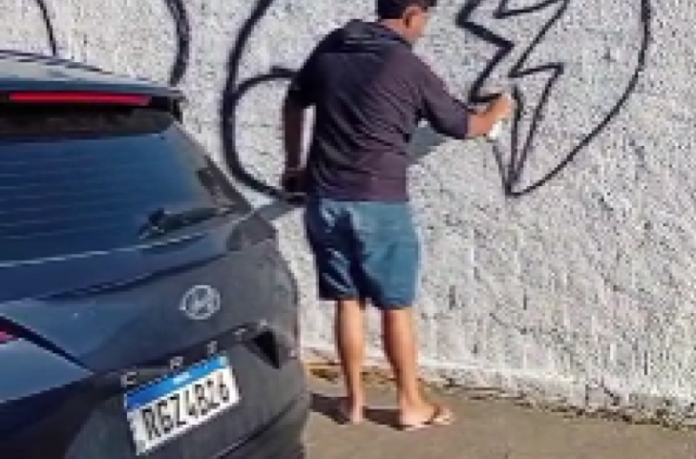 Homem é flagrado pichando muro recém-pintado do Cemitério São Luís durante sepultamento
