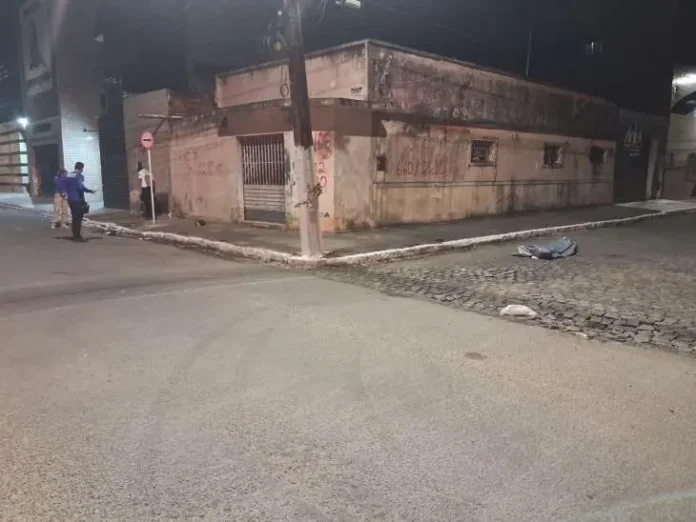 Homem é morto a tiros durante suposta tentativa de assalto; comparsas fugiram