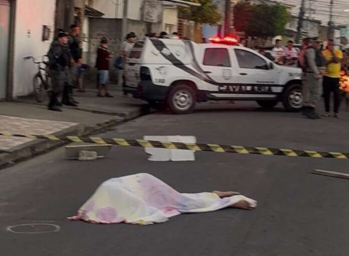 Homem é morto a tiros enquanto aguardava ser atendido em barbearia