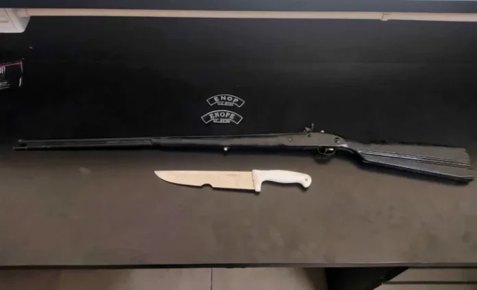 Homem é preso com espingarda e faca após ameaças de morte no interior