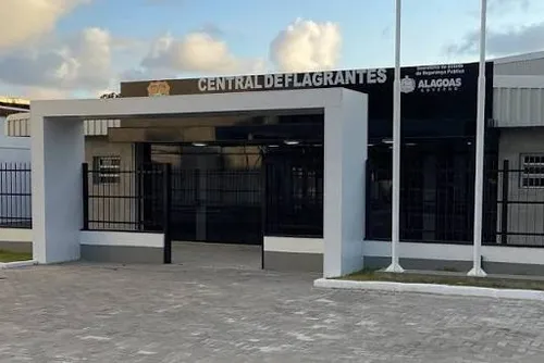 Homem é preso suspeito de estuprar criança após buscá-la na escola no Benedito Bentes