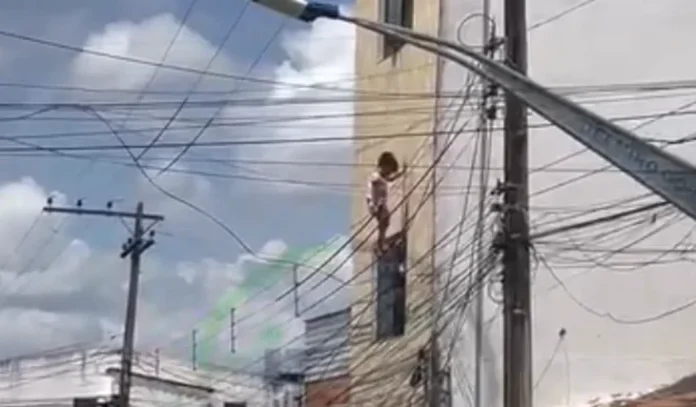 Impressionante: Vídeo flagra criança em fios de alta tensão antes de resgate; ASSISTA
