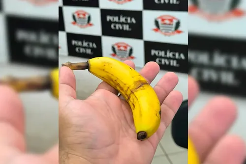 Jovem é preso por injúria racial após jogar banana em jovens