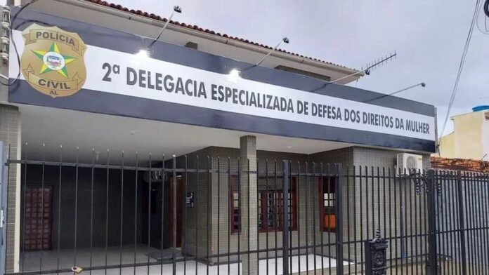 Mãe é arranhada e empurrada por filho por causa de celular; polícia prende agressor