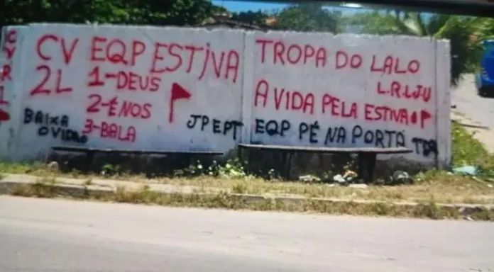 Moradores relatam medo e denunciam aumento de pichações de facções criminosas em Marechal Deodoro