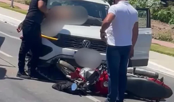 Mulher é arremessada contra capô de carro e fica ferida em colisão
