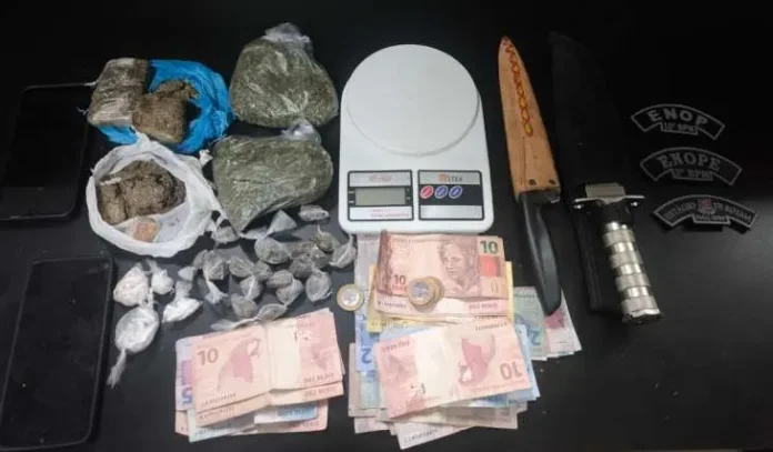 Mulher é presa suspeita de tráfico de drogas em Estrela de Alagoas