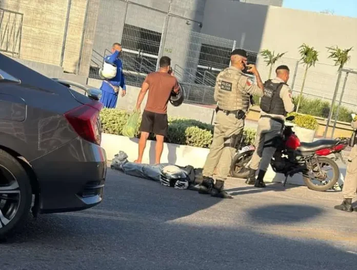 Passageira de moto por aplicativo morre atropelada por caminhão em Maceió