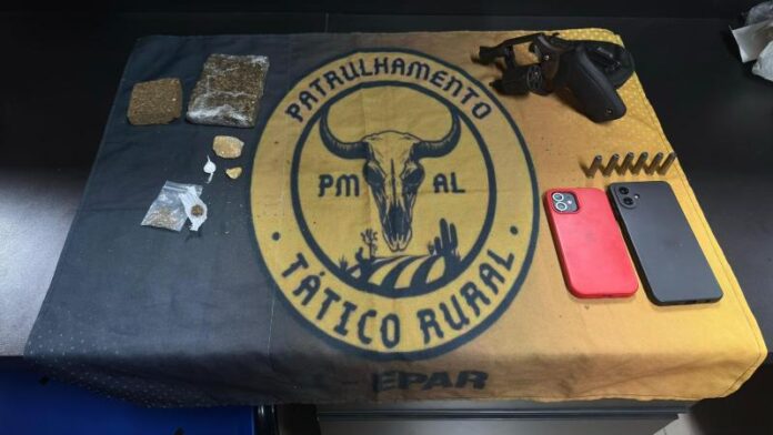 PM apreende arma de fogo e entorpecentes em Palmeira dos Índios e Arapiraca