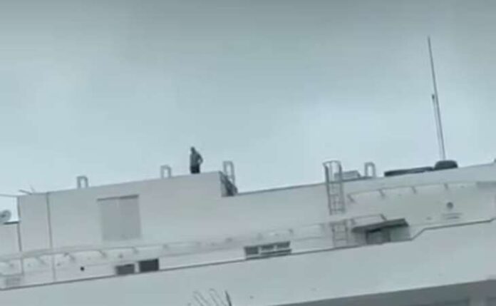 Polícia busca homem que fugiu da delegacia por janela de banheiro