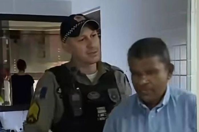 Porteiro é conduzido à Central de Flagrantes, em Maceió, após panelaço durante entrevista de Flávio Bolsonaro