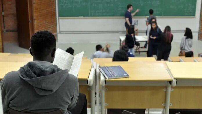 Projeto permite que professor da rede pública prepare aulas em casa