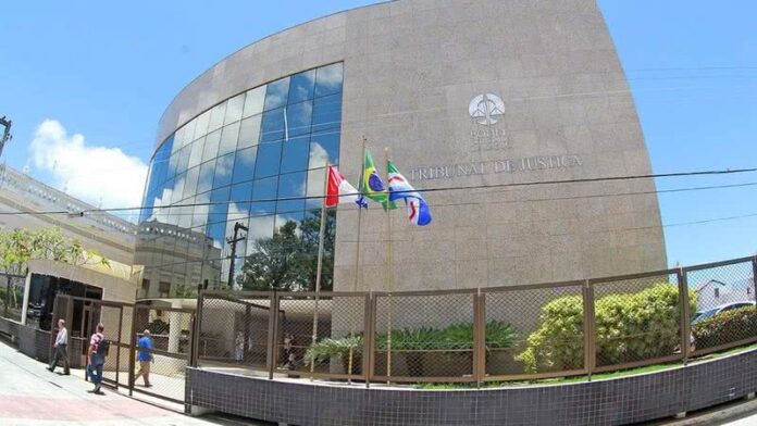 Tentativa de homicídio é registrada em frente ao prédio do TJAL; dois suspeitos são presos