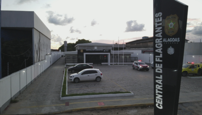 Três crianças são encontradas sozinhas em casa com drogas no Benedito Bentes