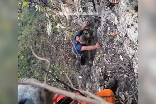 Turista fica preso em penhasco após escorregar quando tirava selfie