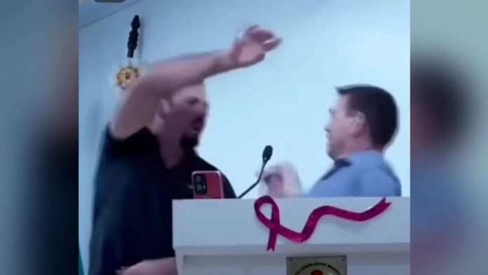 Vereadores trocam socos após parlamentar jogar água em colega durante sessão; assista