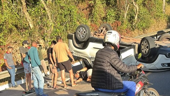 Vídeo: motorista é socorrido após carro capotar na Ladeira do Catolé