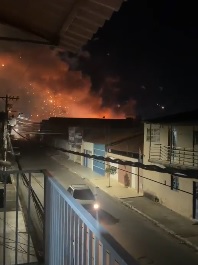 VÍDEOS: Depósito de fogos pega fogo e causa explosões em Arapiraca